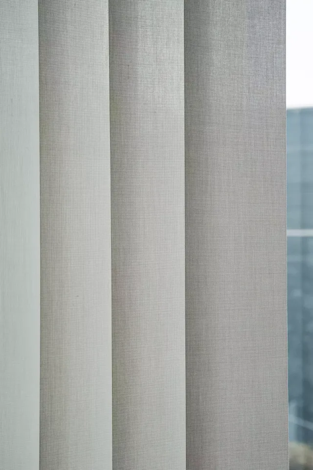 acousticpearls-ramira-store-vertical-semi-transparent-brise-vue image 1