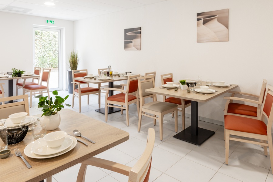table-slim-46-m-table-restaurant-plateau-stratifi-fonte image 4